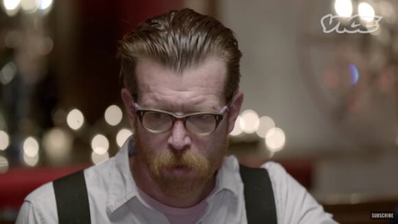 Attentat au Bataclan : Le chanteur d'Eagles of Death Metal, en larmes, témoigne...