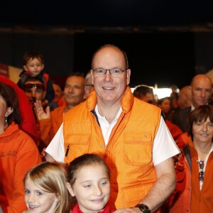 Le prince Albert II de Monaco à l'arrivée de la No Finish Line à Monaco le 22 novembre 2015. Le prince a parcouru quelques dizaines de mètres avec les enfants avant de clôturer d'un coup de pistolet la 16e édition de la course caritative, qui a battu cette année son record de participation (13 617 coureurs) et son record de distance (383 179 kilomètres) © JC Vinaj / Bestimage