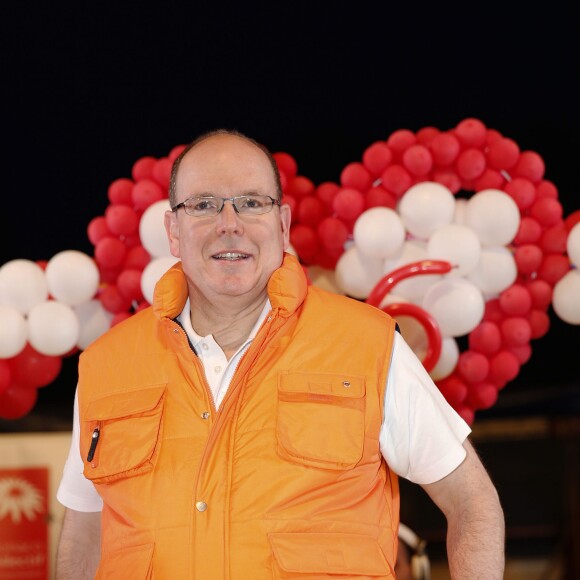 Le prince Albert II de Monaco à l'arrivée de la No Finish Line à Monaco le 22 novembre 2015. Le prince a parcouru quelques dizaines de mètres avec les enfants avant de clôturer d'un coup de pistolet la 16e édition de la course caritative, qui a battu cette année son record de participation (13 617 coureurs) et son record de distance (383 179 kilomètres) © JC Vinaj / Bestimage