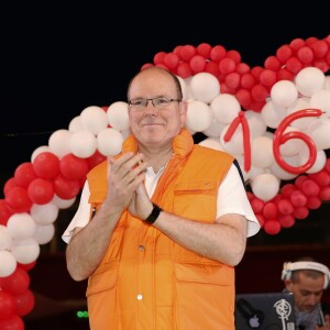 Le prince Albert II de Monaco à l'arrivée de la No Finish Line à Monaco le 22 novembre 2015. Le prince a parcouru quelques dizaines de mètres avec les enfants avant de clôturer d'un coup de pistolet la 16e édition de la course caritative, qui a battu cette année son record de participation (13 617 coureurs) et son record de distance (383 179 kilomètres) © JC Vinaj / Bestimage