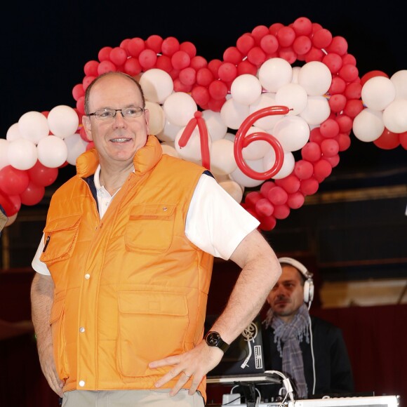 Le prince Albert II de Monaco à l'arrivée de la No Finish Line à Monaco le 22 novembre 2015. Le prince a parcouru quelques dizaines de mètres avec les enfants avant de clôturer d'un coup de pistolet la 16e édition de la course caritative, qui a battu cette année son record de participation (13 617 coureurs) et son record de distance (383 179 kilomètres) © JC Vinaj / Bestimage