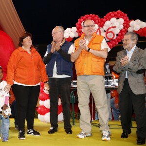 Le prince Albert II de Monaco à l'arrivée de la No Finish Line à Monaco le 22 novembre 2015. Le prince a parcouru quelques dizaines de mètres avec les enfants avant de clôturer d'un coup de pistolet la 16e édition de la course caritative, qui a battu cette année son record de participation (13 617 coureurs) et son record de distance (383 179 kilomètres) © JC Vinaj / Bestimage