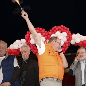 Le prince Albert II de Monaco à l'arrivée de la No Finish Line à Monaco le 22 novembre 2015. Le prince a parcouru quelques dizaines de mètres avec les enfants avant de clôturer d'un coup de pistolet la 16e édition de la course caritative, qui a battu cette année son record de participation (13 617 coureurs) et son record de distance (383 179 kilomètres) © JC Vinaj / Bestimage