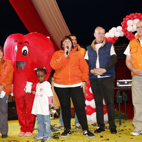 Le prince Albert II de Monaco à l'arrivée de la No Finish Line à Monaco le 22 novembre 2015. Le prince a parcouru quelques dizaines de mètres avec les enfants avant de clôturer d'un coup de pistolet la 16e édition de la course caritative, qui a battu cette année son record de participation (13 617 coureurs) et son record de distance (383 179 kilomètres) © JC Vinaj / Bestimage