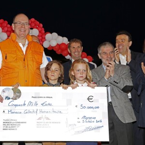 Le prince Albert II de Monaco à l'arrivée de la No Finish Line à Monaco le 22 novembre 2015. Le prince a parcouru quelques dizaines de mètres avec les enfants avant de clôturer d'un coup de pistolet la 16e édition de la course caritative, qui a battu cette année son record de participation (13 617 coureurs) et son record de distance (383 179 kilomètres) © JC Vinaj / Bestimage