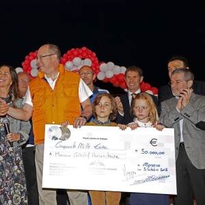 Le prince Albert II de Monaco à l'arrivée de la No Finish Line à Monaco le 22 novembre 2015. Le prince a parcouru quelques dizaines de mètres avec les enfants avant de clôturer d'un coup de pistolet la 16e édition de la course caritative, qui a battu cette année son record de participation (13 617 coureurs) et son record de distance (383 179 kilomètres) © JC Vinaj / Bestimage