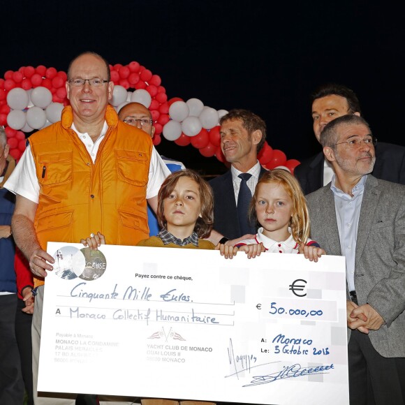 Le prince Albert II de Monaco à l'arrivée de la No Finish Line à Monaco le 22 novembre 2015. Le prince a parcouru quelques dizaines de mètres avec les enfants avant de clôturer d'un coup de pistolet la 16e édition de la course caritative, qui a battu cette année son record de participation (13 617 coureurs) et son record de distance (383 179 kilomètres) © JC Vinaj / Bestimage