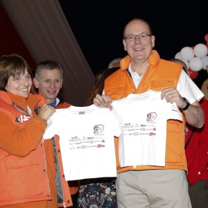 Le prince Albert II de Monaco à l'arrivée de la No Finish Line à Monaco le 22 novembre 2015. Le prince a parcouru quelques dizaines de mètres avec les enfants avant de clôturer d'un coup de pistolet la 16e édition de la course caritative, qui a battu cette année son record de participation (13 617 coureurs) et son record de distance (383 179 kilomètres) © JC Vinaj / Bestimage