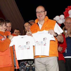 Le prince Albert II de Monaco à l'arrivée de la No Finish Line à Monaco le 22 novembre 2015. Le prince a parcouru quelques dizaines de mètres avec les enfants avant de clôturer d'un coup de pistolet la 16e édition de la course caritative, qui a battu cette année son record de participation (13 617 coureurs) et son record de distance (383 179 kilomètres) © JC Vinaj / Bestimage