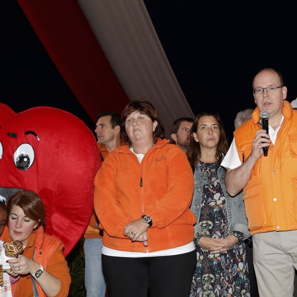 Le prince Albert II de Monaco à l'arrivée de la No Finish Line à Monaco le 22 novembre 2015. Le prince a parcouru quelques dizaines de mètres avec les enfants avant de clôturer d'un coup de pistolet la 16e édition de la course caritative, qui a battu cette année son record de participation (13 617 coureurs) et son record de distance (383 179 kilomètres) © JC Vinaj / Bestimage