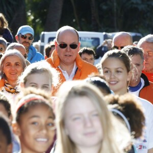 Le prince Albert II de Monaco à l'arrivée de la No Finish Line à Monaco le 22 novembre 2015. Le prince a parcouru quelques dizaines de mètres avec les enfants avant de clôturer d'un coup de pistolet la 16e édition de la course caritative, qui a battu cette année son record de participation (13 617 coureurs) et son record de distance (383 179 kilomètres) © JC Vinaj / Bestimage