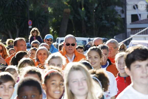 Le prince Albert II de Monaco à l'arrivée de la No Finish Line à Monaco le 22 novembre 2015. Le prince a parcouru quelques dizaines de mètres avec les enfants avant de clôturer d'un coup de pistolet la 16e édition de la course caritative, qui a battu cette année son record de participation (13 617 coureurs) et son record de distance (383 179 kilomètres) © JC Vinaj / Bestimage