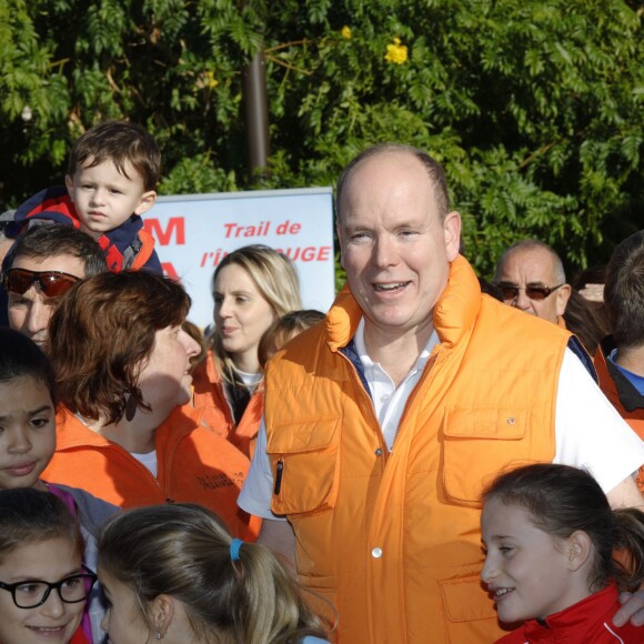 Le prince Albert II de Monaco à l'arrivée de la No Finish Line à Monaco le 22 novembre 2015. Le prince a parcouru quelques dizaines de mètres avec les enfants avant de clôturer d'un coup de pistolet la 16e édition de la course caritative, qui a battu cette année son record de participation (13 617 coureurs) et son record de distance (383 179 kilomètres) © JC Vinaj / Bestimage