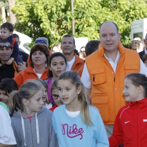 Le prince Albert II de Monaco à l'arrivée de la No Finish Line à Monaco le 22 novembre 2015. Le prince a parcouru quelques dizaines de mètres avec les enfants avant de clôturer d'un coup de pistolet la 16e édition de la course caritative, qui a battu cette année son record de participation (13 617 coureurs) et son record de distance (383 179 kilomètres) © JC Vinaj / Bestimage