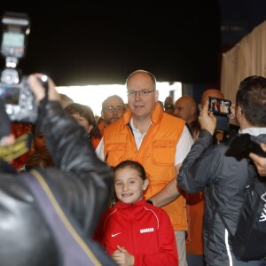 Le prince Albert II de Monaco à l'arrivée de la No Finish Line à Monaco le 22 novembre 2015. Le prince a parcouru quelques dizaines de mètres avec les enfants avant de clôturer d'un coup de pistolet la 16e édition de la course caritative, qui a battu cette année son record de participation (13 617 coureurs) et son record de distance (383 179 kilomètres) © JC Vinaj / Bestimage