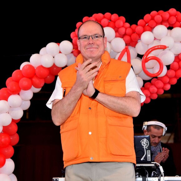 Le prince Albert II de Monaco à l'arrivée de la No Finish Line à Monaco le 22 novembre 2015. Le souverain a parcouru quelques dizaines de mètres avec les enfants avant de clôturer d'un coup de pistolet la 16e édition de la course caritative, qui a battu cette année son record de participation (13 617 coureurs) et son record de distance (383 179 kilomètres) © Bruno Bébert / Bestimage