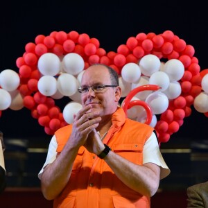 Le prince Albert II de Monaco à l'arrivée de la No Finish Line à Monaco le 22 novembre 2015. Le souverain a parcouru quelques dizaines de mètres avec les enfants avant de clôturer d'un coup de pistolet la 16e édition de la course caritative, qui a battu cette année son record de participation (13 617 coureurs) et son record de distance (383 179 kilomètres) © Bruno Bébert / Bestimage