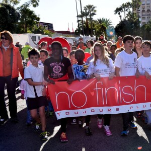 Le prince Albert II de Monaco à l'arrivée de la No Finish Line à Monaco le 22 novembre 2015. Le souverain a parcouru quelques dizaines de mètres avec les enfants avant de clôturer d'un coup de pistolet la 16e édition de la course caritative, qui a battu cette année son record de participation (13 617 coureurs) et son record de distance (383 179 kilomètres) © Bruno Bébert / Bestimage