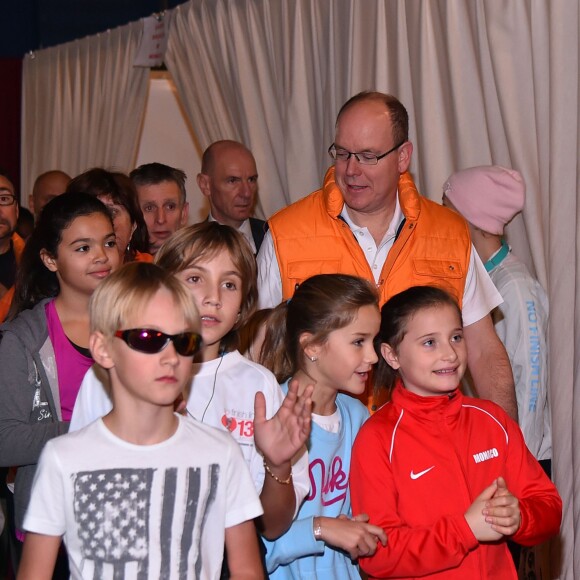 Le prince Albert II de Monaco à l'arrivée de la No Finish Line à Monaco le 22 novembre 2015. Le souverain a parcouru quelques dizaines de mètres avec les enfants avant de clôturer d'un coup de pistolet la 16e édition de la course caritative, qui a battu cette année son record de participation (13 617 coureurs) et son record de distance (383 179 kilomètres) © Bruno Bébert / Bestimage