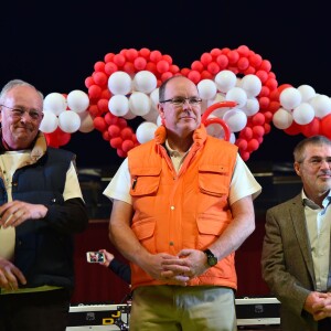 Le prince Albert II de Monaco à l'arrivée de la No Finish Line à Monaco le 22 novembre 2015. Le souverain a parcouru quelques dizaines de mètres avec les enfants avant de clôturer d'un coup de pistolet la 16e édition de la course caritative, qui a battu cette année son record de participation (13 617 coureurs) et son record de distance (383 179 kilomètres) © Bruno Bébert / Bestimage