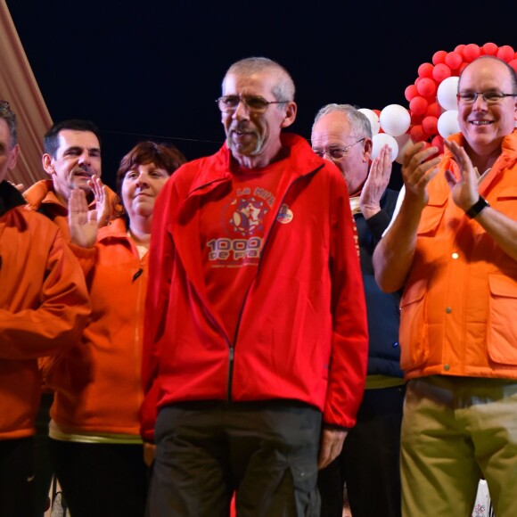 Le prince Albert II de Monaco à l'arrivée de la No Finish Line à Monaco le 22 novembre 2015. Le souverain a parcouru quelques dizaines de mètres avec les enfants avant de clôturer d'un coup de pistolet la 16e édition de la course caritative, qui a battu cette année son record de participation (13 617 coureurs) et son record de distance (383 179 kilomètres) © Bruno Bébert / Bestimage