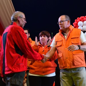 Le prince Albert II de Monaco à l'arrivée de la No Finish Line à Monaco le 22 novembre 2015. Le souverain a parcouru quelques dizaines de mètres avec les enfants avant de clôturer d'un coup de pistolet la 16e édition de la course caritative, qui a battu cette année son record de participation (13 617 coureurs) et son record de distance (383 179 kilomètres) © Bruno Bébert / Bestimage