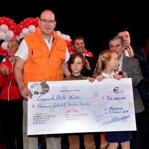 Le prince Albert II de Monaco à l'arrivée de la No Finish Line à Monaco le 22 novembre 2015. Le souverain a parcouru quelques dizaines de mètres avec les enfants avant de clôturer d'un coup de pistolet la 16e édition de la course caritative, qui a battu cette année son record de participation (13 617 coureurs) et son record de distance (383 179 kilomètres) © Bruno Bébert / Bestimage