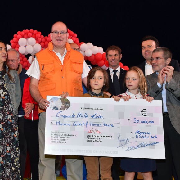 Le prince Albert II de Monaco à l'arrivée de la No Finish Line à Monaco le 22 novembre 2015. Le souverain a parcouru quelques dizaines de mètres avec les enfants avant de clôturer d'un coup de pistolet la 16e édition de la course caritative, qui a battu cette année son record de participation (13 617 coureurs) et son record de distance (383 179 kilomètres) © Bruno Bébert / Bestimage