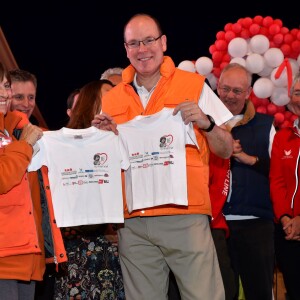 Le prince Albert II de Monaco à l'arrivée de la No Finish Line à Monaco le 22 novembre 2015. Le souverain a parcouru quelques dizaines de mètres avec les enfants avant de clôturer d'un coup de pistolet la 16e édition de la course caritative, qui a battu cette année son record de participation (13 617 coureurs) et son record de distance (383 179 kilomètres) © Bruno Bébert / Bestimage