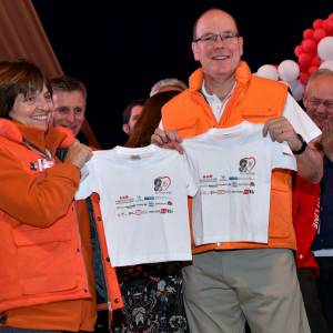 Le prince Albert II de Monaco à l'arrivée de la No Finish Line à Monaco le 22 novembre 2015. Le souverain a parcouru quelques dizaines de mètres avec les enfants avant de clôturer d'un coup de pistolet la 16e édition de la course caritative, qui a battu cette année son record de participation (13 617 coureurs) et son record de distance (383 179 kilomètres) © Bruno Bébert / Bestimage