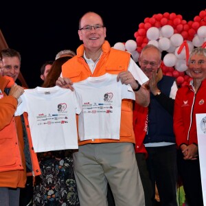 Le prince Albert II de Monaco à l'arrivée de la No Finish Line à Monaco le 22 novembre 2015. Le souverain a parcouru quelques dizaines de mètres avec les enfants avant de clôturer d'un coup de pistolet la 16e édition de la course caritative, qui a battu cette année son record de participation (13 617 coureurs) et son record de distance (383 179 kilomètres) © Bruno Bébert / Bestimage