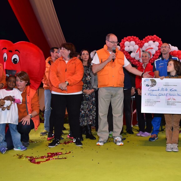 Le prince Albert II de Monaco à l'arrivée de la No Finish Line à Monaco le 22 novembre 2015. Le souverain a parcouru quelques dizaines de mètres avec les enfants avant de clôturer d'un coup de pistolet la 16e édition de la course caritative, qui a battu cette année son record de participation (13 617 coureurs) et son record de distance (383 179 kilomètres) © Bruno Bébert / Bestimage