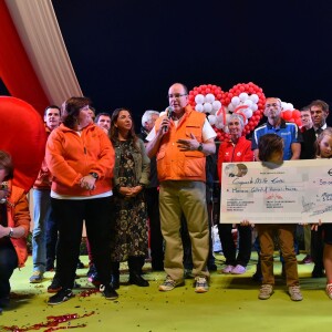 Le prince Albert II de Monaco à l'arrivée de la No Finish Line à Monaco le 22 novembre 2015. Le souverain a parcouru quelques dizaines de mètres avec les enfants avant de clôturer d'un coup de pistolet la 16e édition de la course caritative, qui a battu cette année son record de participation (13 617 coureurs) et son record de distance (383 179 kilomètres) © Bruno Bébert / Bestimage