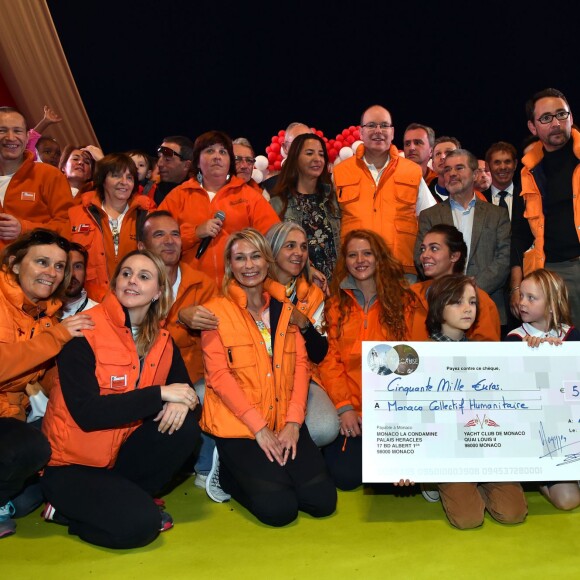 Le prince Albert II de Monaco à l'arrivée de la No Finish Line à Monaco le 22 novembre 2015. Le souverain a parcouru quelques dizaines de mètres avec les enfants avant de clôturer d'un coup de pistolet la 16e édition de la course caritative, qui a battu cette année son record de participation (13 617 coureurs) et son record de distance (383 179 kilomètres) © Bruno Bébert / Bestimage