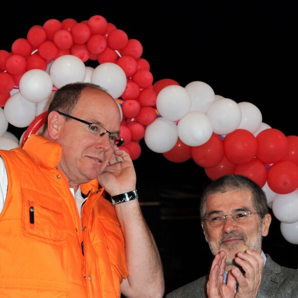 Le prince Albert II de Monaco à l'arrivée de la No Finish Line à Monaco le 22 novembre 2015. Le souverain a parcouru quelques dizaines de mètres avec les enfants avant de clôturer d'un coup de pistolet la 16e édition de la course caritative, qui a battu cette année son record de participation (13 617 coureurs) et son record de distance (383 179 kilomètres) © Bruno Bébert / Bestimage