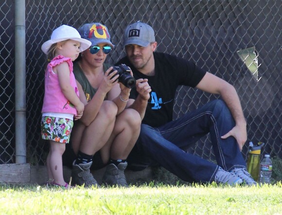 Britney Spears et son ex-mari Kevin Federline regardent leurs enfants Sean et Jayden jouer au football, en compagnie du petit-ami de la chanteuse, David Lucado. Britney a passé un peu de temps avec la femme de Kevin, Victoria Prince (enceinte de leur deuxième enfant) et sa fille Jordan Kay. Le 9 mars 2014