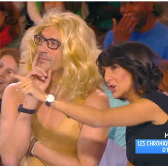 Julien Courbet en Shakira dans "Touche pas à mon poste" sur D8. Le 23 novembre 2015.