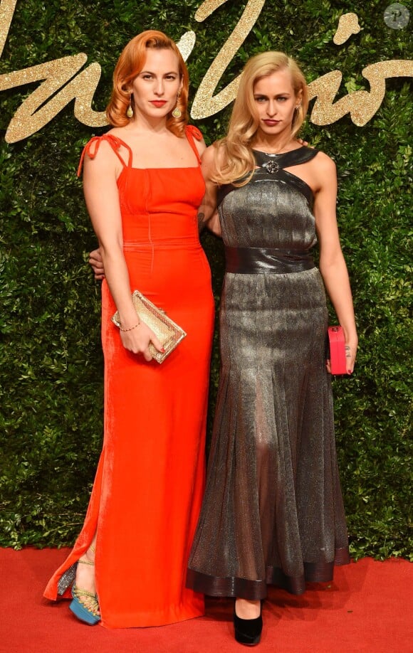 Les soeurs Charlotte et Alice Dellal assistent aux British Fashion Awards 2015 au London Coliseum. Londres, le 23 novembre 2015.