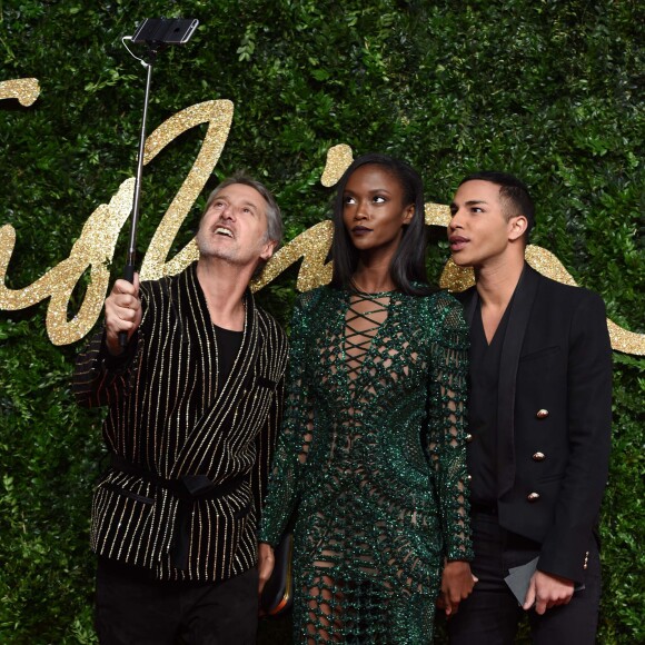 Antoine de Caunes, Olivier Rousteing et Riley Montana assistent aux British Fashion Awards 2015 au London Coliseum. Londres, le 23 novembre 2015.