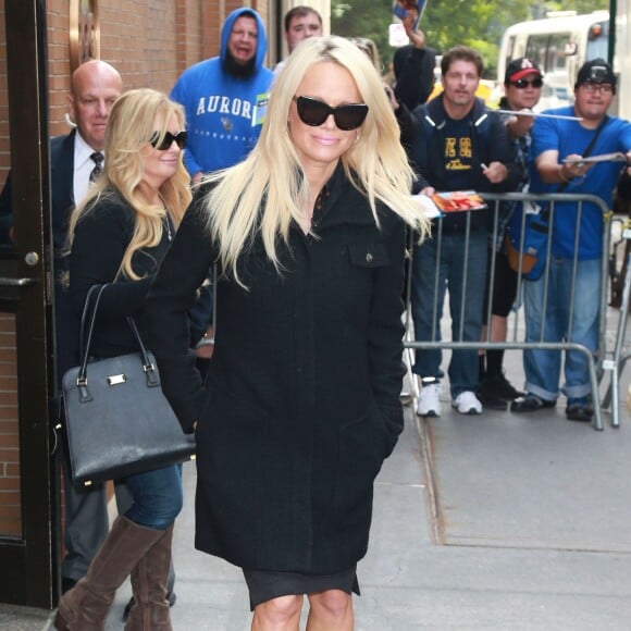 Pamela Anderson signe des autographes à son arrivée à l'émission 'The View' à New York, le 21 septembre 2015