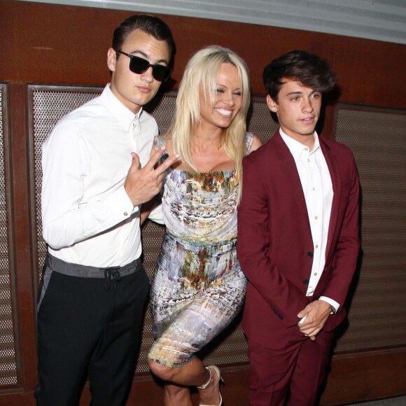 Pamela Anderson et ses fils Dylan Jagger Lee, Brandon Thomas Lee - Tapis rouge du " Mercy for Animals Hidden Heroes Gala 2015 " à Los Angeles Le 29 Août 2015