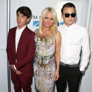 Pamela Anderson et ses fils Dylan Jagger Lee, Brandon Thomas Lee - Tapis rouge du " Mercy for Animals Hidden Heroes Gala 2015 " à Los Angeles Le 29 Août 2015