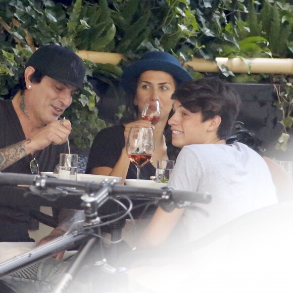 Exclusif - Tommy Lee déjeune avec sa fiancée Sofia Toufa et son fils Dylan Jagger Lee au "Cafe Boulud" sur Madison Avenue à New York, le 13 août 2015.