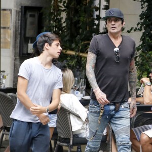 Exclusif - Tommy Lee déjeune avec sa fiancée Sofia Toufa et son fils Dylan Jagger Lee au "Cafe Boulud" sur Madison Avenue à New York, le 13 août 2015.