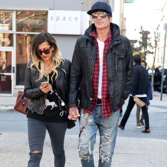 Tommy Lee se promène avec sa fiancée Sofia Toufa dans les rues de New York, le 27 octobre 2014