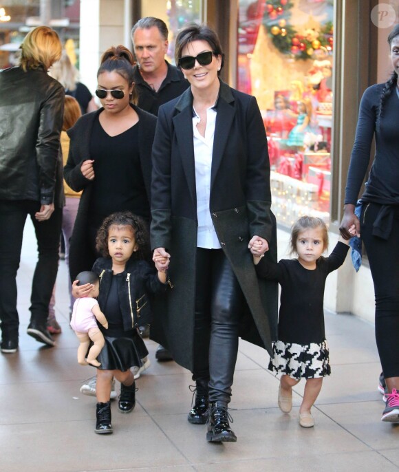 Kris Jenner et ses deux petites-filles North West et Penelope Disick (2 et 3 ans) quittent le magasin American Girl Doll Shop à Los Angeles. Le 23 novembre 2015.