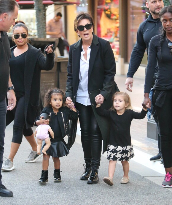 Kris Jenner et ses deux petites-filles North et Penelope (2 et 3 ans) quittent le magasin American Girl Doll Shop à Los Angeles. Le 23 novembre 2015.