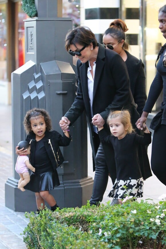 Kris Jenner, mamie gâteau avec ses deux petites-filles North West et Penelope Disick (2 et 3 ans) à Los Angeles. Le 23 novembre 2015.