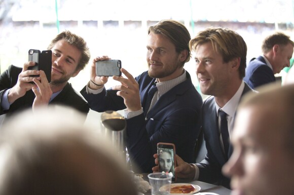 Les frères Hemsworth, Liam et Chris assistent au concert de Chris Isaak lors de la finale AFL à Melbourne le 3 octobre 2015