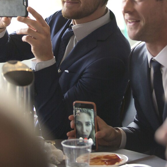 Les frères Hemsworth, Liam et Chris assistent au concert de Chris Isaak lors de la finale AFL à Melbourne le 3 octobre 2015